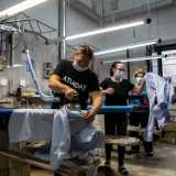L�ultima fase, prima della riconsegna del capo al cliente, � la stiratura. Davanti a noi vediamo tre donne operare a una velocit� supersonica